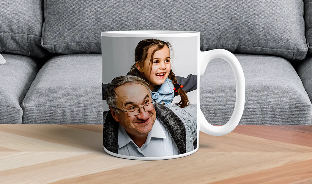 Mutter und Baby mit einer benutzerdefinierten Cartoon-Tasse von Printerpix mit "Papa"-Text