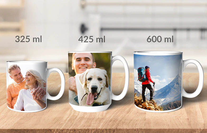 Personalisierte Fototasse mit Bild eines krabbelnden Babys im Tier-Overall