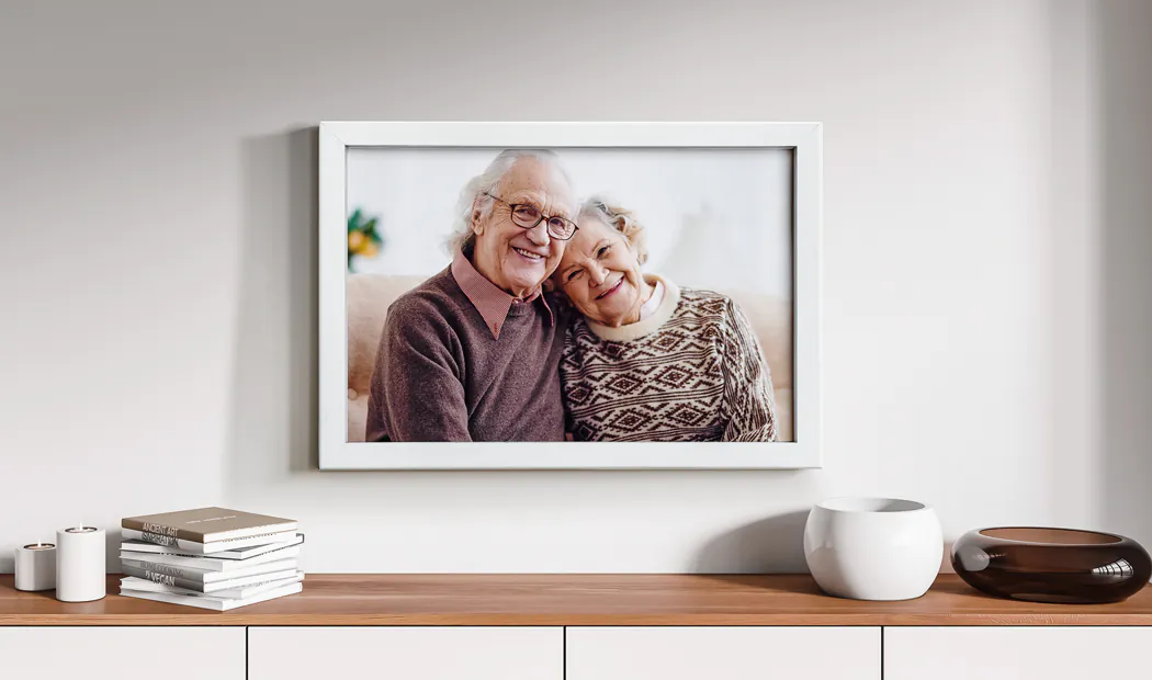 Ein gerahmtes Foto von Oma und Opa auf einer Kommode