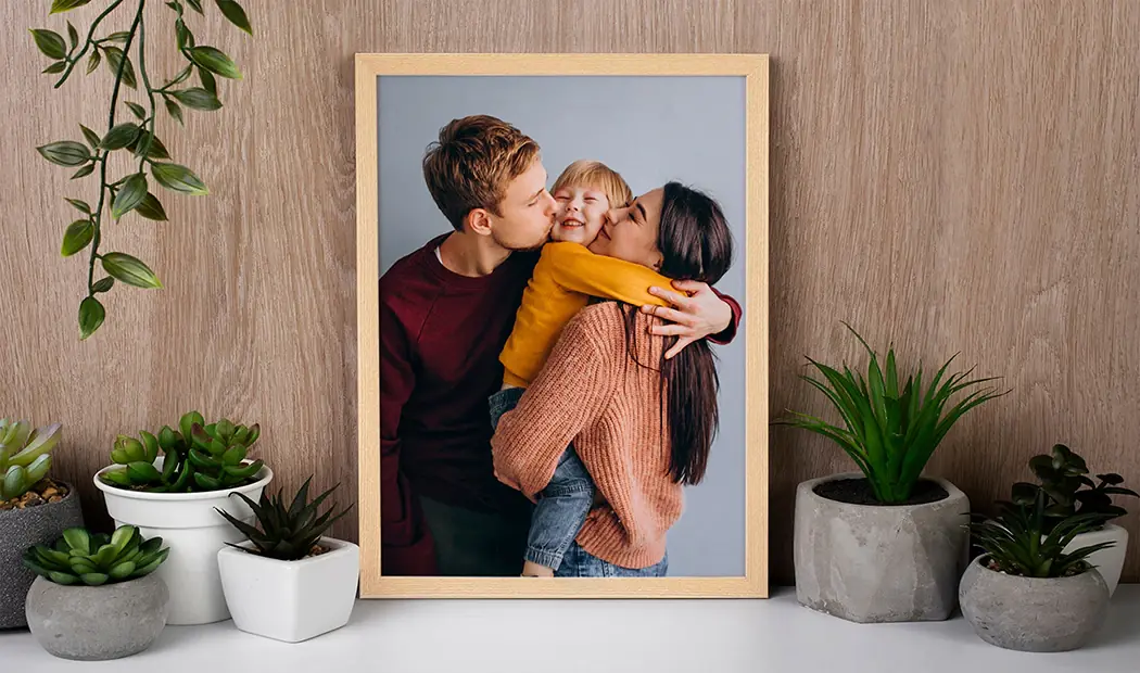 Ein gerahmtes Familienfoto auf einem Regal