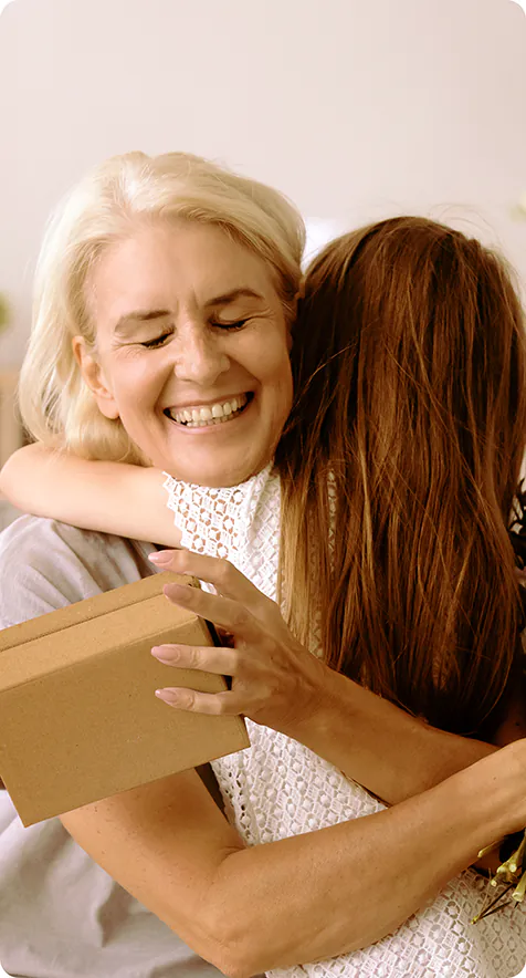 Eine Frau, die ihre Mutter lange umarmt