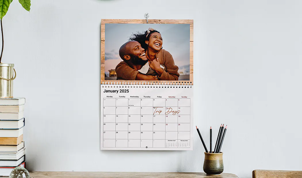 Personalisierter Wandbehang 2020 Fotokalender von Printerpix|Personalisierte Fotokalender|Personalisierte Fotokalender|A3 2020 Wandkalender mit personalisiertem Fotodesign von Printerpix aufgehängt|Romantisches Paar im Wohnzimmer mit personalisiertem 2020 Wandkalender mit Verlobungsfoto|Hundefotos auf individuell gestaltetem Fotokalender an der Wand aufgehängt|||||