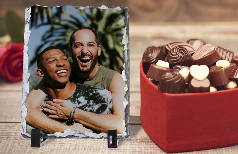 ["Stone Photo Slate", "Steinplatte mit Familienfoto", "Seitenansicht der Steinplatte mit Baby, Mama und Papa", "Zwei junge Menschen auf einem Stein gedruckt", "Personalisierte Geschenkstein mit gedrucktem Bild", "", "", "", "", ""]||||||||||