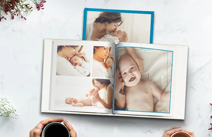 ["Hardcover Personalisiertes Fotoalbum von Printerpix","Individuell gedrucktes Printerpix-Fotoalbum mit Hardcover und großen Fotos eines älteren Paares","Personalisiertes Fotoalbum mit romantischen Bildern eines Paares und Fotocover","Familienfotoalbum mit individuell bedrucktem Cover und Familiennamen","Haustier und Frau betrachten personalisiertes Familienfotoalbum mit individuellem Design","Zwei Personen betrachten ein Printerpix-Fotoalbum mit Hochzeitsfotos und Braut","","","",""]||||||||||