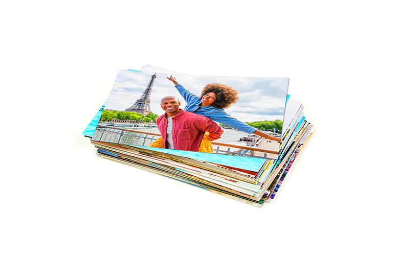 Stapel benutzerdefinierter Fotoabzüge vom Printerpix Online-Fotodruckservice