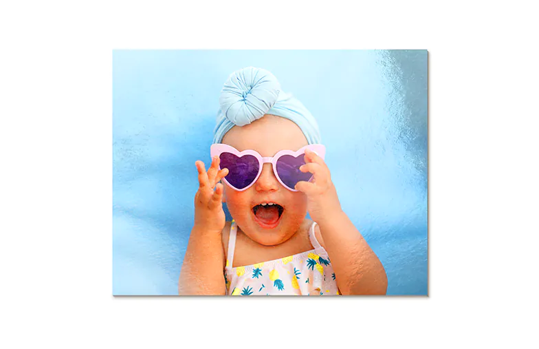 Vier Metalldruckplatten mit Babyfotos