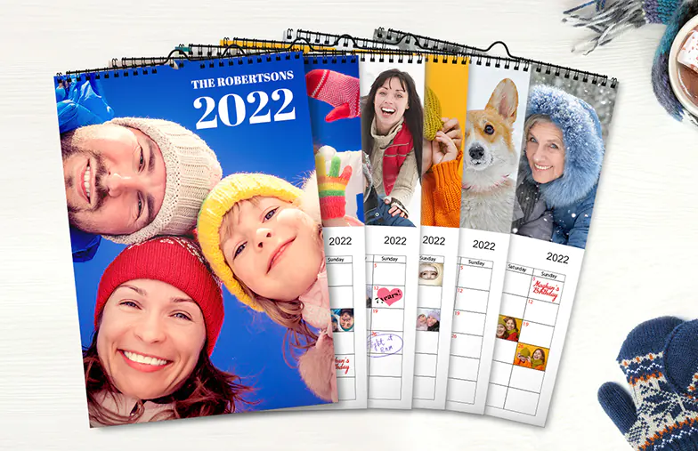 Photo einer Freundin auf personalisiertem Wandkalender im Wohnzimmer aufgehängt