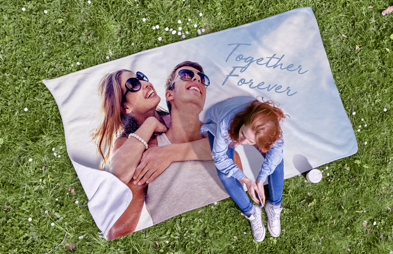 Mink Touch Photo Blanket von Printerpix|Printerpix Photo Blanket mit Familienfotos|Große Foto-Decke auf Doppelbett mit Bild eines Mädchens|Foto-Decke Bild mit Größenvergleich|Foto-Decke schwarz-weiß Collagebild||||||