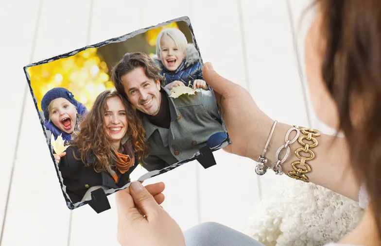 Stein-Fotoplatte|Stone plaque with family photo|Side view of the stone plaque with baby, mum, and dad|Two young people printed on a stone|Personalised gift stone with printed image||||||