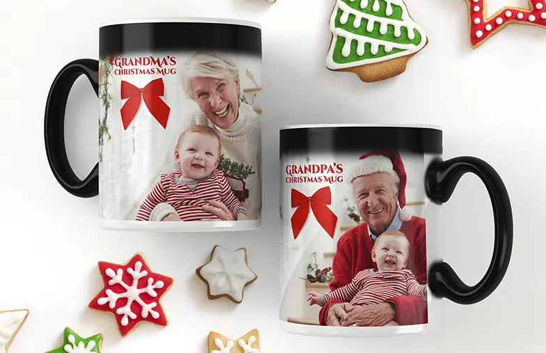 ["Printerpix Individuelle magische Farbwechsel-Tasse mit personalisiertem Foto eines Babys", "Magische Tasse", "Junger Junge hält eine individuell gestaltete magische Tasse mit einem Foto von sich selbst", "Magische Tasse mit Katzenbild, in die auf einem Schreibtisch Tee eingegossen wird", "Paar hält zwei Farbwechsel-Tassen mit individuellem Text von Printerpix", "Personalisierte magische Tasse mit enthülltem Foto einer jungen Frau", "", "", "", "", ""]||||||||||