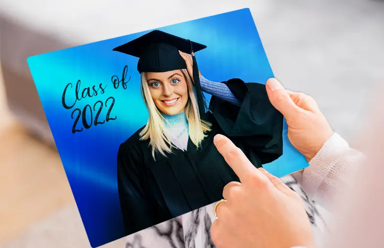 ["Metalldruck-Foto von Printerpix","Aluminium-Fotodruck eines Abschlusses","Kleiner quadratischer Metalldruck eines Mannes, der in einen See taucht","Metall-Fotodruck von Mutter und Tochter im Bücherregal","Frau platziert Metalldruck von Freundin und Freund an der Wand","Drei Metall-Fotodrucke in verschiedenen Größen","","","","",""]||||||||||