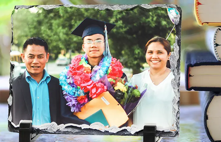 ["Stone Photo Slate","Steinplatte mit Familienfoto","Seitenansicht der Steinplatte mit Baby, Mama und Papa","Zwei junge Leute auf einem Stein gedruckt","Personalisierte Geschenkstein mit gedrucktem Bild","","","","",""]||||||||||