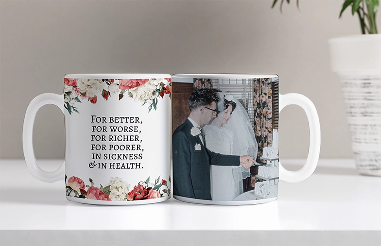 ["Personalised photo mugs from Printerpix","Mother and baby holding a custom mug with a cartoon design from Printerpix, with text for Dad","Personalised photo mug featuring a crawling baby in an animal onesie","Mother and daughter holding custom photo mugs with family pictures","Kissing couple with personalised mugs featuring text","Personalised photo mug with your own photo of a dog on it","","","",""]|Personalisierte Tassen|Personalisierte Tassen|Personalisierte Tassen|Personalisierte Tassen|Personalisierte Tassen|||||