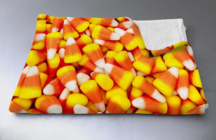 Mink Touch Photo Blanket von Printerpix|Printerpix Photo Blanket mit Familienfotos|Große Fotodecke auf Doppelbett mit Bild eines Mädchens|Fotodecke Bild mit Größenvergleich|Fotodecke schwarz-weiß Collage Bild||||||