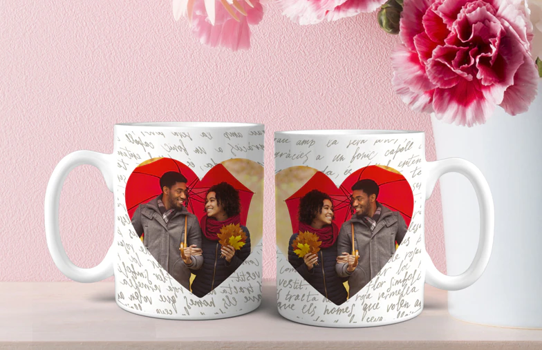 Personalisierte Fototassen von Printerpix|Mother and baby holding a Printerpix cartoon-design mug with "Papa" text|Personalised photo mug with a picture of a crawling baby in an animal onesie|Mother and daughter holding custom-designed photo mugs with family photos|Kissing couple with personalised mugs with text on them|Personalised photo mug with your own photo of a dog|||||