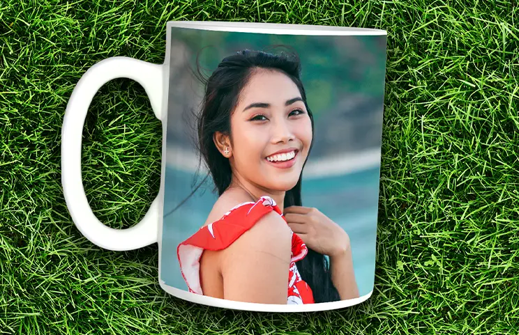Personalisiertes Fototassen von Printerpix|Mutter und Baby halten eine benutzerdefinierte Tasse mit einem Cartoon-Design von Printerpix und dem Text „Papa“|Personalisierte Fototasse mit einem Bild eines krabbelnden Babys in einem Tier-Overall|Mutter und Tochter halten individuell gestaltete Fototassen mit Familienfotos|Küssendes Paar mit personalisierten Tassen mit Text|Personalisierte Fototasse mit Ihrem eigenen Foto eines Hundes|||||