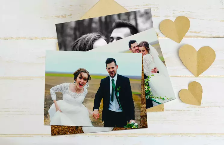 Foto Prints von Printerpix|Stapel maßgeschneiderter Fotoabzüge vom Online-Fotodruckservice Printerpix|Kleine, mittlere und große Fotoabzüge auf einem Tisch vom Handy|Stapel von Familienfotoabzügen eines Mädchens und einer Katze vom Fotodruckservice|Hände halten einen Fotoabzug von drei Kindern im Urlaub|Verschiedene Größen von Online-Fotoabzügen von mit dem Handy aufgenommenen Familienfotos|||||