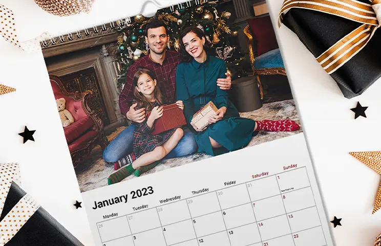 Personalisierter Wandkalender 2020 mit Fotos von Printerpix|Freundinnenfoto auf personalisiertem Wandkalender im Wohnzimmer aufgehängt|Frau schreibt auf A4 personalisiertem Wandkalender von Printerpix mit Weihnachtsfoto|A3 2020 Wandkalender mit personalisiertem Fotodesign von Printerpix aufgehängt|Romantisches Paar im Wohnzimmer mit personalisiertem 2020 Wandkalender mit Verlobungsfoto|Hundefotos auf maßgeschneidertem Fotokalender an der Wand aufgehängt|||||