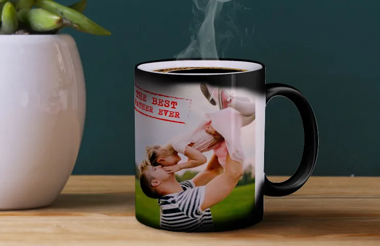 ["Printerpix Individuelle magische Wärmetasse mit enthülltem Foto eines Babys","Printerpix Individuelle magische Wärmetasse mit enthülltem Foto eines Babys","Junge hält individuell gestaltete magische Tasse mit Foto von sich selbst","Magische Tasse mit Bild einer Katze, in die Tee auf einem Schreibtisch gegossen wird","Paar hält zwei wärmeempfindliche magische Tassen mit individuellem Text von Printerpix","Personalisierte magische Tasse mit enthülltem Foto einer jungen Frau","","","",""]||||||||||