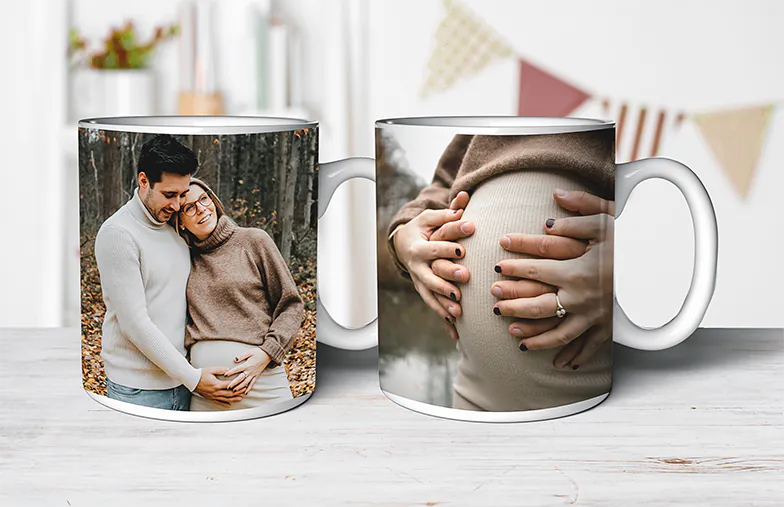 ["Personalised Photo Mugs by Printerpix", "Mother and baby holding a Printerpix mug with cartoon design and 'Dad' text", "Personalised photo mug featuring an image of a baby crawling in an animal onesie", "Mother and daughter holding custom-designed photo mugs with family photos", "Kissing couple with personalised mugs with text", "Personalised photo mug with your own photo of a dog on it", "", "", "", "", ""]|Fototassen|Fototassen|Fototassen|Fototassen|Fototassen|||||