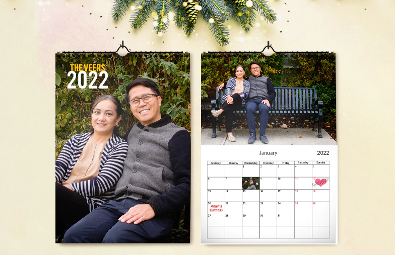 Frau schreibt auf A4 angepasstem Wandkalender von printerpix mit Weihnachtsmotiv-Foto