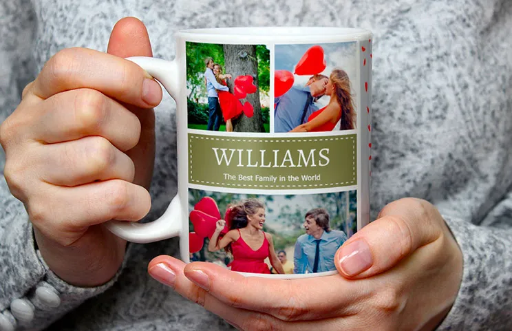 Nahaufnahme einer benutzerdefinierten Fototasse mit einer Fotocollage von Familienfotos und Text