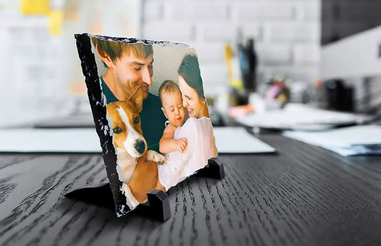 Seitenansicht der Steintafel mit Baby, Mama und Papa