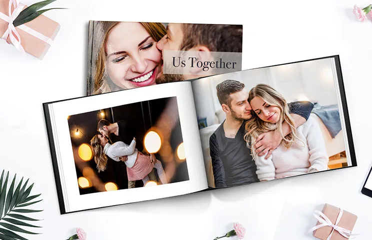 Personalisierte Fotoalben mit romantischen Bildern eines Paares und Fotocover