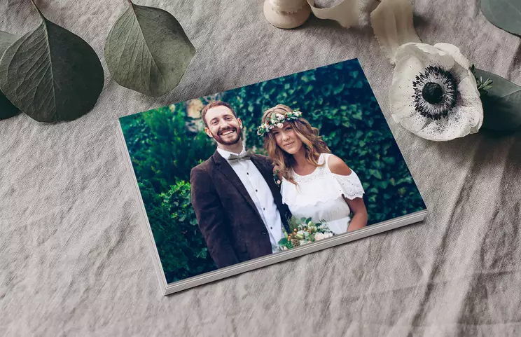 Kleine, mittlere und große Fotoabzüge auf einem Tisch vom Handy