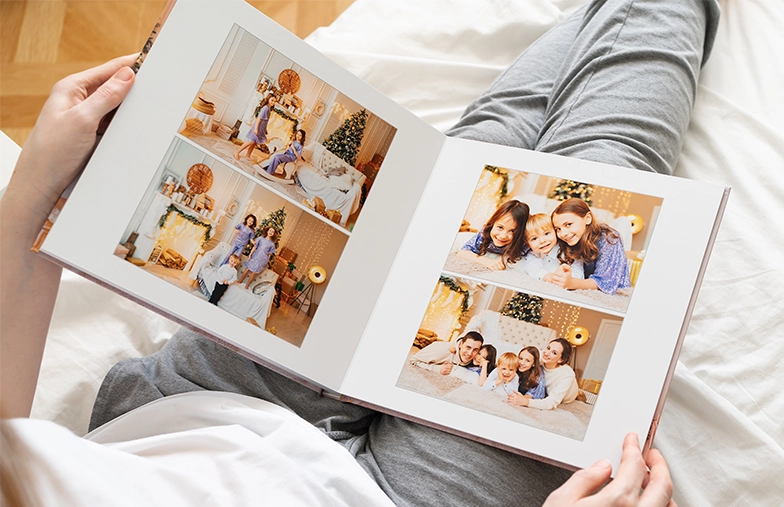 Personalisierte Fotoalben mit romantischen Bildern eines Paares und Fotocover