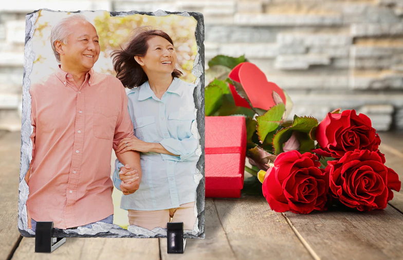 Seitenansicht der Steinplatte mit Baby, Mama und Papa