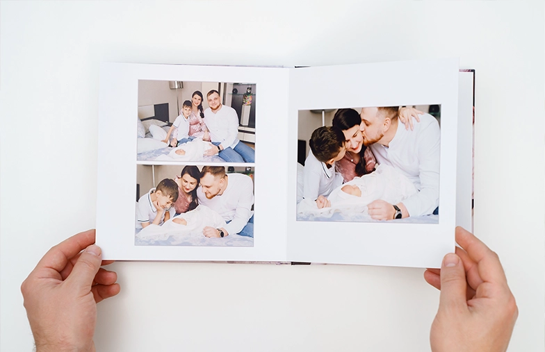 Familienfotoalbum mit individuell bedrucktem Cover und Familiennamen