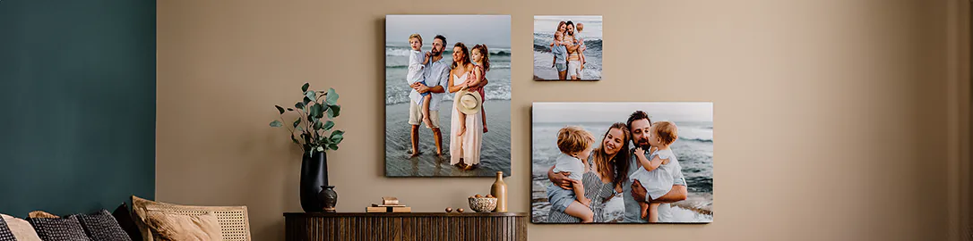 Mutter küsst liebevoll ihren kleinen Sohn auf Leinwanddruck