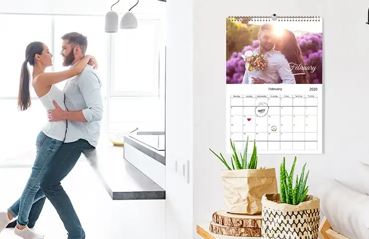 A3 2020 Wandkalender mit personalisiertem Fotodesign von Printerpix aufgehängt