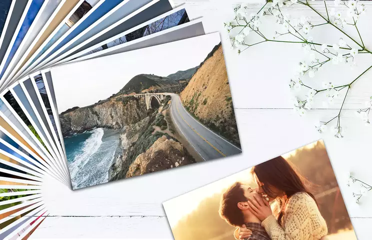 Stapel von Familienfotoabzügen eines Mädchens und einer Katze vom Fotodruckservice