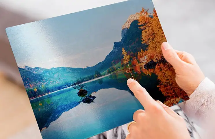 auf Metallprint von Natur zeigender Finger