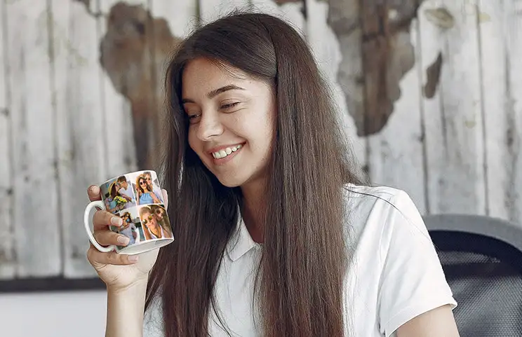 Mädchen hält Tasse mit Fotocollage-Design von Paar-Fotos