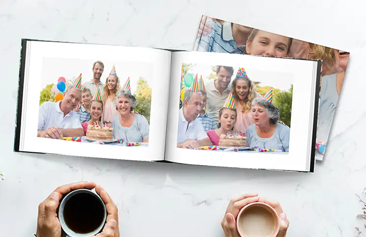 Fotobuch mit Hardcover im Bücherregal