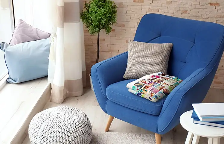 Collage-Decke auf blauem Stuhl