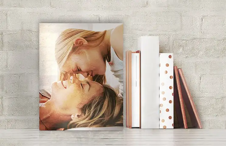 Metallprint von Mutter und Tochter im Bücherregal