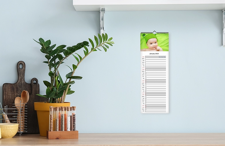 Romantisches Paar im Wohnzimmer mit personalisiertem 2020 Wandkalender mit Verlobungsfoto