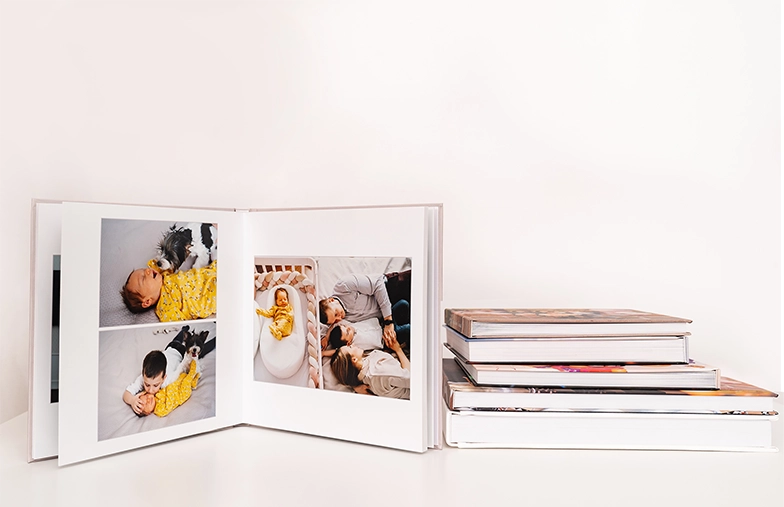 Frau und Haustier betrachten personalisiertes Familienfotoalbum mit individuellem Design