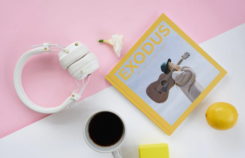 Zwei Personen betrachten Printerpix-Fotoalbum mit Hochzeitsfotos und Braut