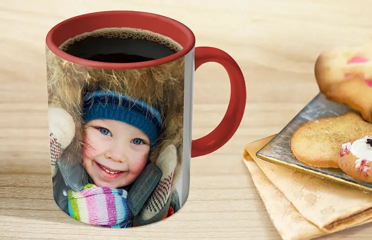 Kaffee in roter personalisierter Fototasse mit Foto eines kleinen Jungen