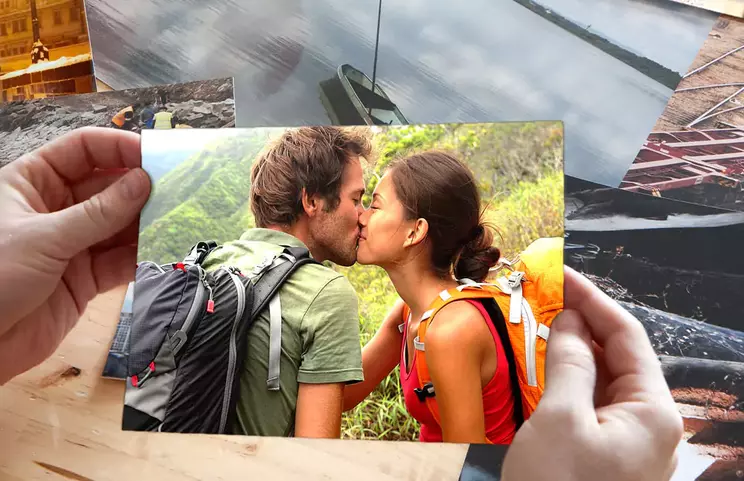 Verschiedene Größen von Online-Fotoabzügen von mit dem Handy aufgenommenen Familienfotos