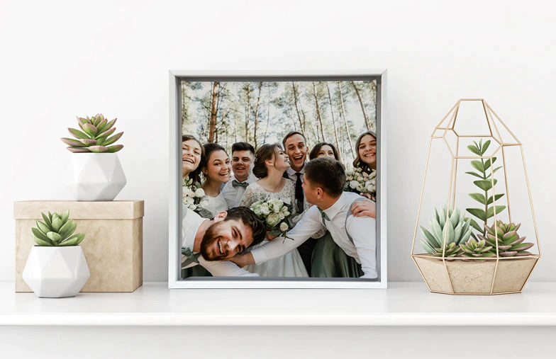 Gerahmte Leinwanddrucke: Rahmen Sie Ihre Leinwand für einen klassischen Galerie-Look ein. Wählen Sie aus vier atemberaubenden Farben und personalisieren Sie Ihr Werk.